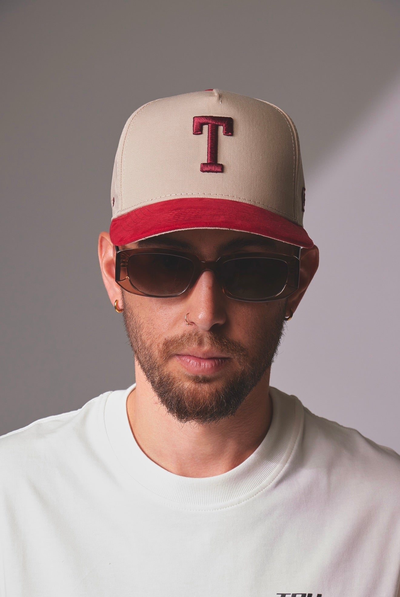 GORRA 5 PANELES "T" - ROJO-BEIGE
